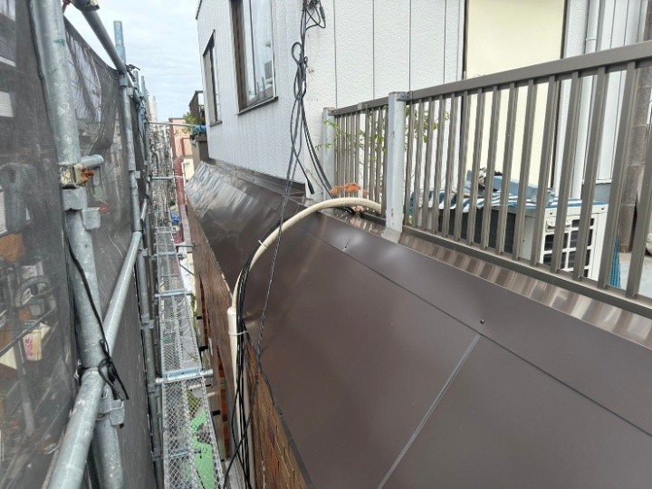 マンションにて笠木板金をガルバリウム鋼板で重ね張り(カバー工法)を行い雨漏り対策