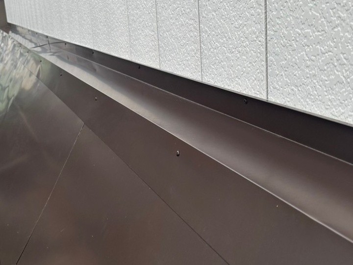 外壁との取り合いに雨押え板金を設置