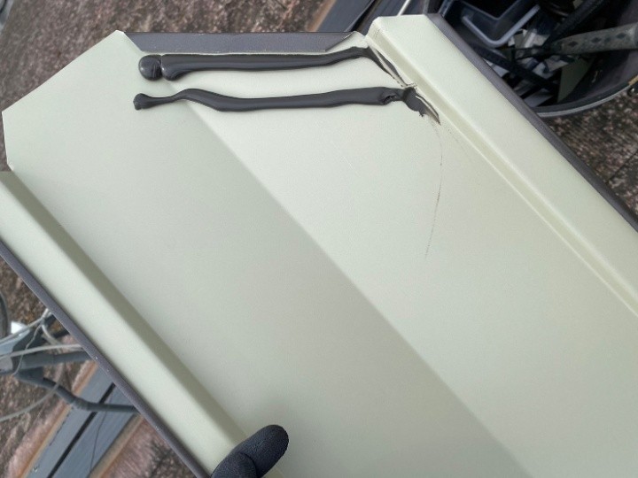 棟板金（内側）へのシーリング塗布