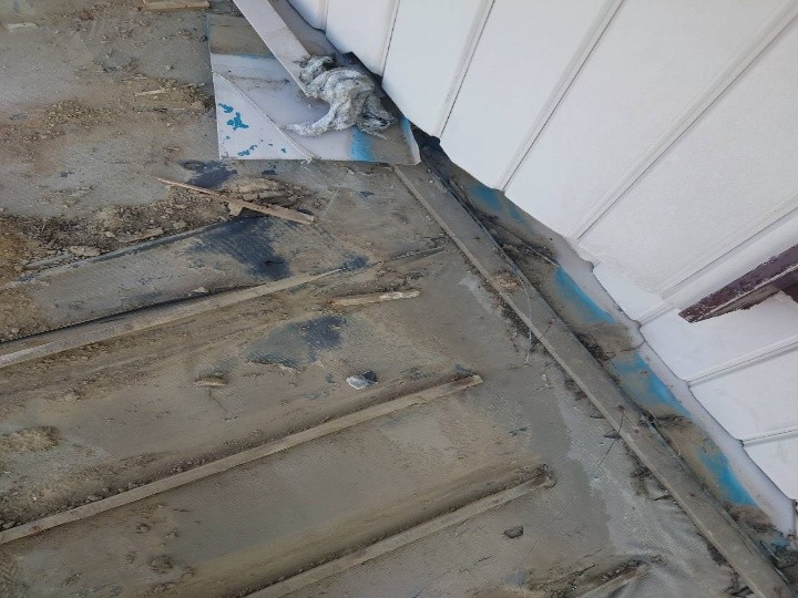 瓦撤去後の屋根下地