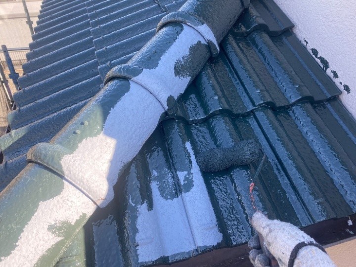 中塗りで膜厚をつくり、色と艶の土台を形成