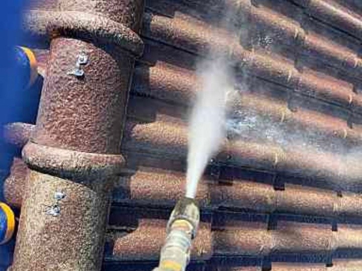 高圧洗浄で汚れと旧塗膜をリセット