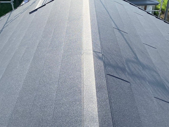 棟板金の設置と納まりの仕上げ