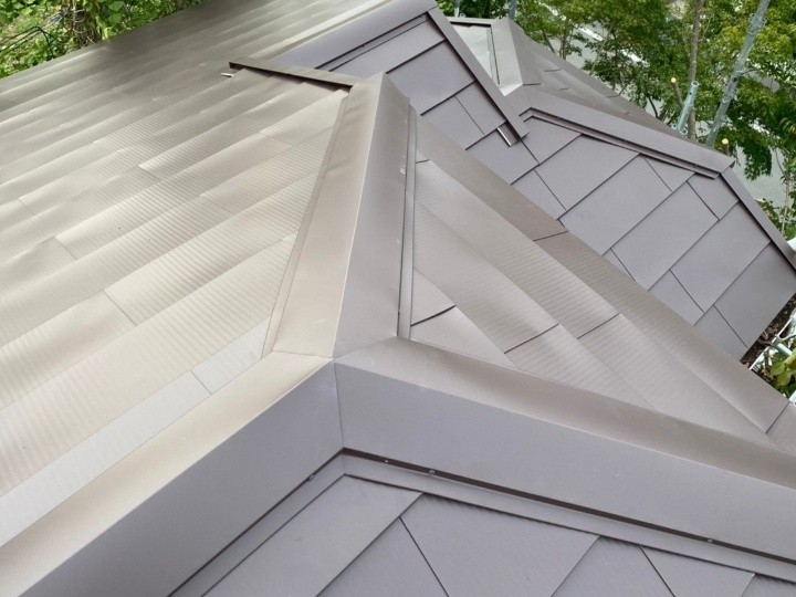 棟板金の設置と継ぎ目のコーキング処理