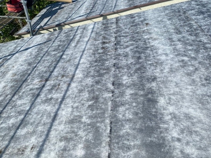 ルーフィング敷設で防水の要を形成