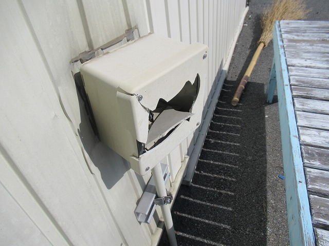 韮崎市　電気カバー破損個所