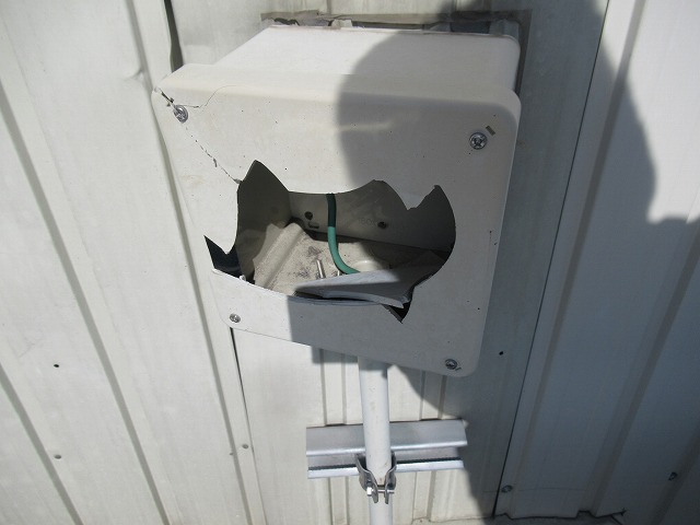 韮崎市　電気カバー破損