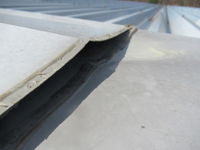 韮崎市　棟板金破損個所