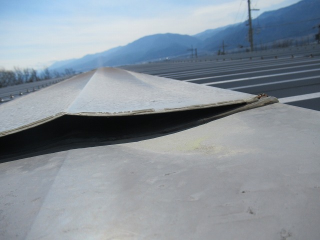 韮崎市　棟板金破損