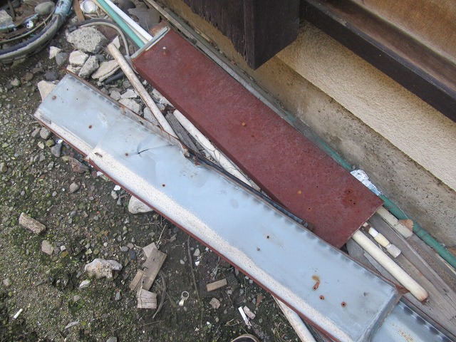 甲府市　笠木板金落下