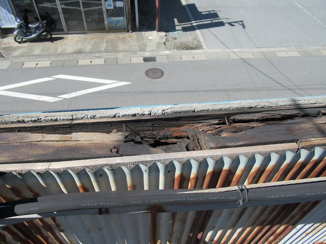 甲府市　笠木板金飛散箇所