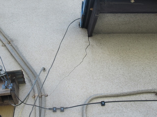 甲府市　外壁のひび割れ