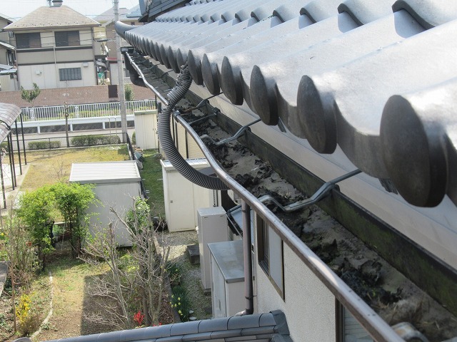 都留市　雨樋歪み