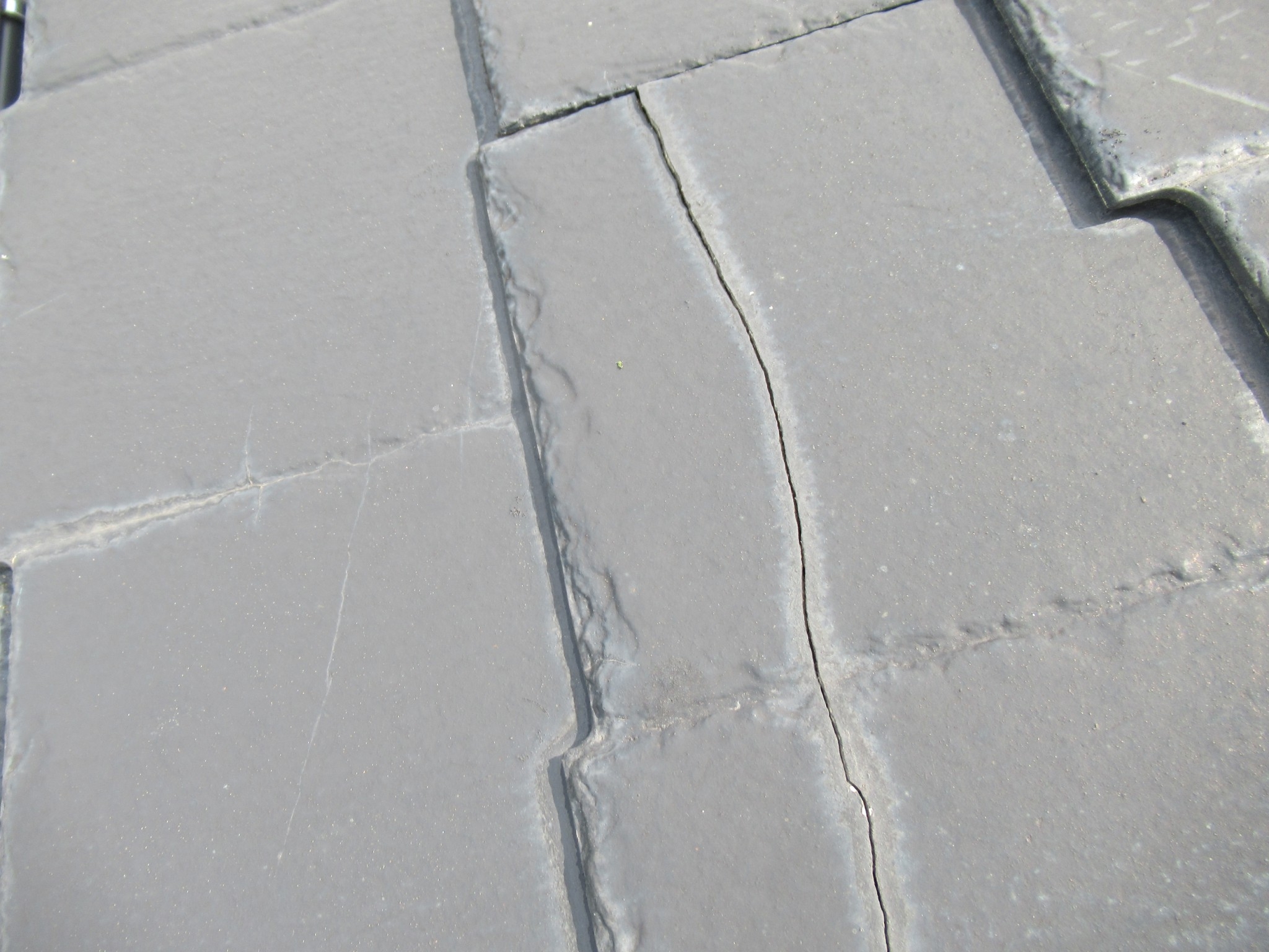 韮崎市　スレート材割れ