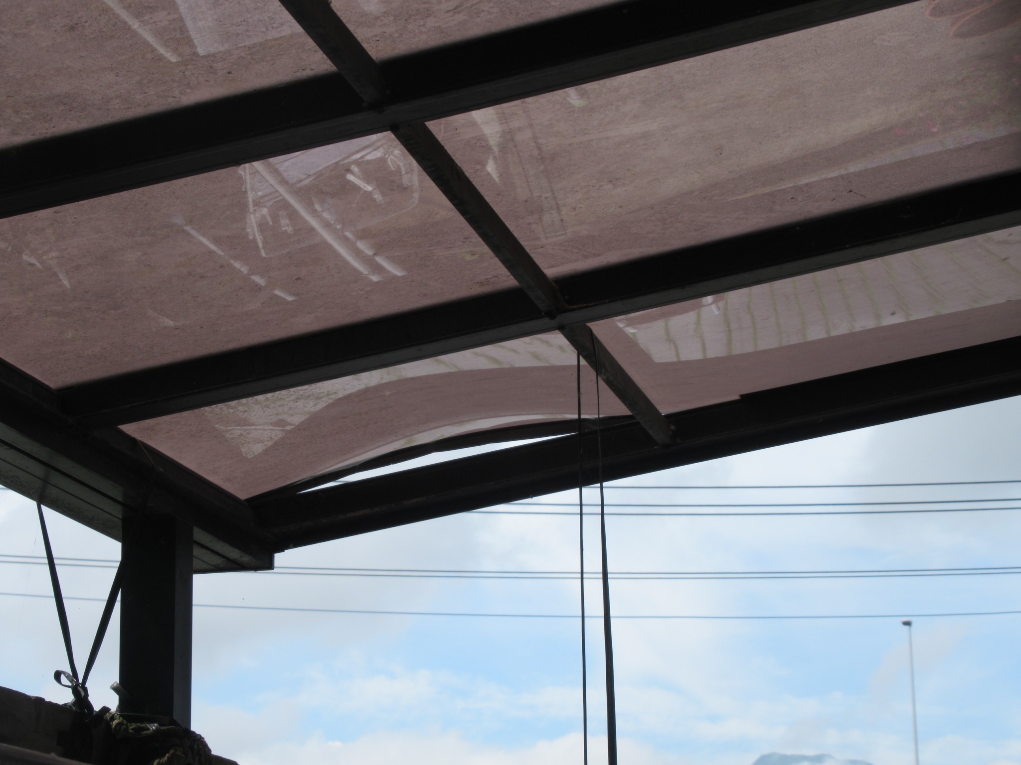 韮崎市　ポリカ破損