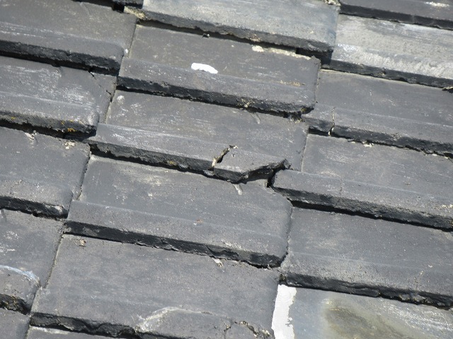 甲府市　瓦破損