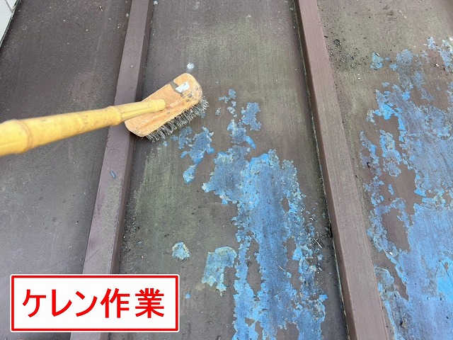 大月市で瓦棒葺きトタン屋根をデッキブラシでケレン作業（手作業）する様子