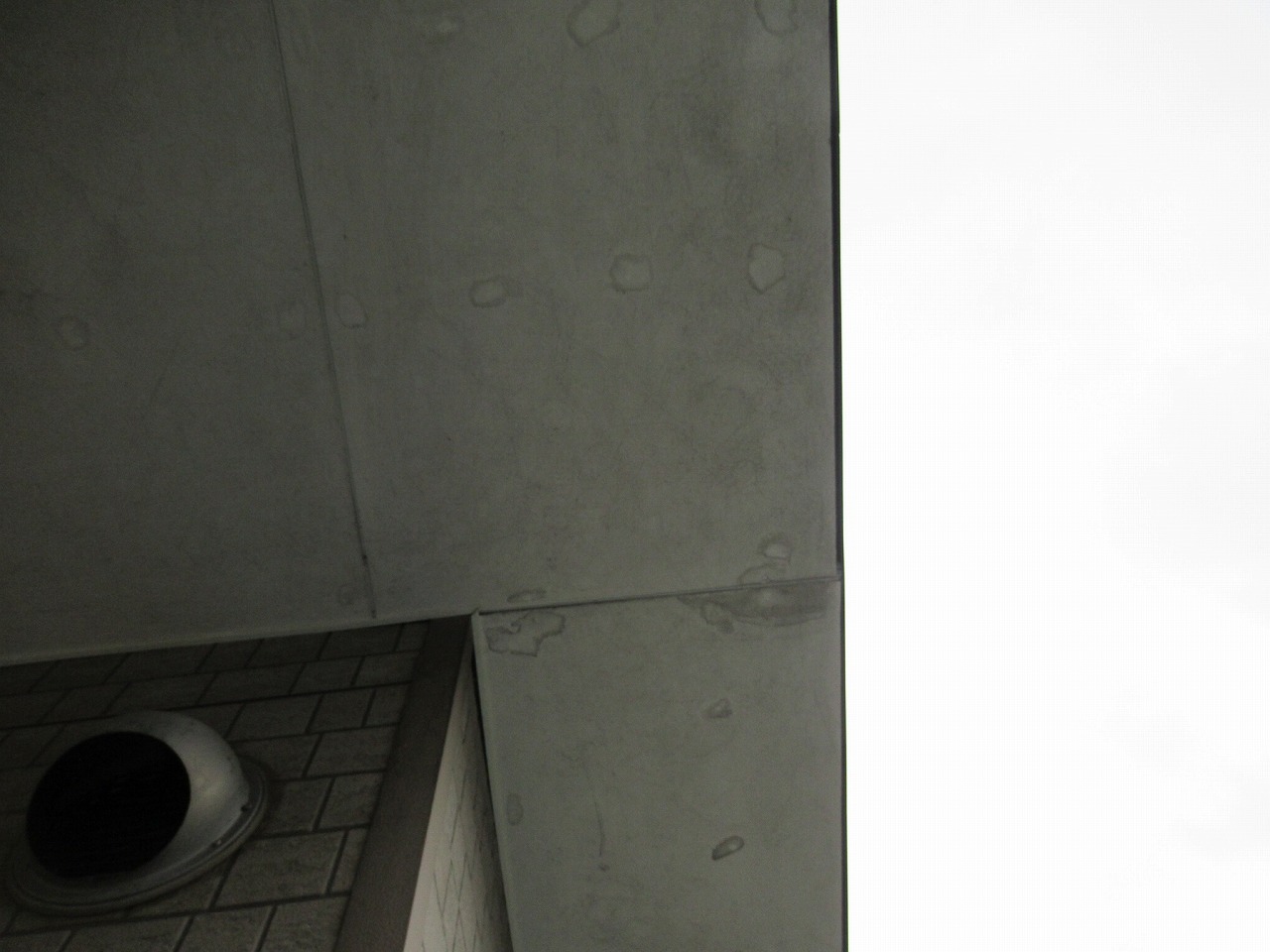 山中湖村　軒天井汚れ