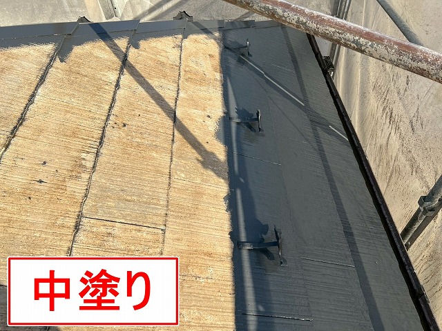 中巨摩郡昭和町でコロニアル屋根にファインパーフェクトベストを塗装する様子（ラジカル塗装）