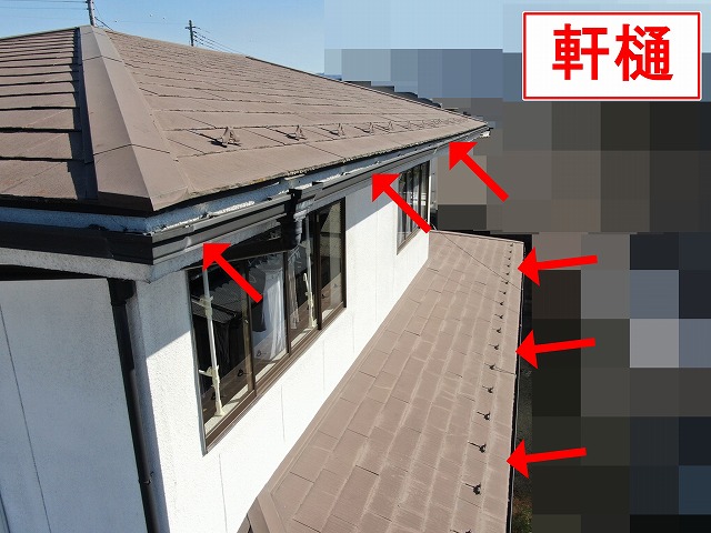 笛吹市で色あせた雨樋（軒樋）に高圧洗浄・目粗し・シリコン塗装を行い、経年劣化を予防する様子