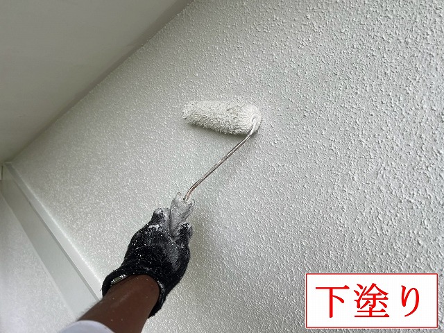 外壁の下塗り作業