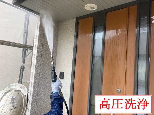 軒天の高圧洗浄作業
