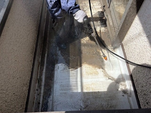 ベランダ床の高圧洗浄