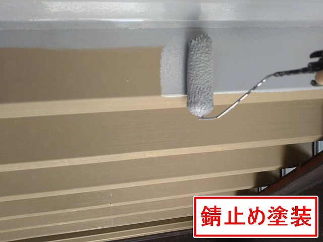 富士吉田市で折板屋根の裏側（内側）に1液ハイポンファインデクロ（錆止め塗料）で下塗りする様子