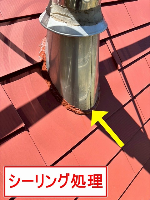 北杜市で屋根カバー工法の際に煙突周辺にシーリング（コーキング）処理する様子