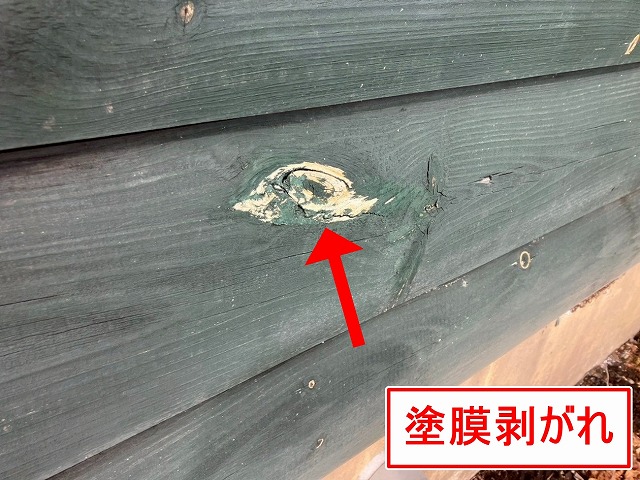 北杜市で別荘（ログハウス）の外壁の塗膜がはがれている様子