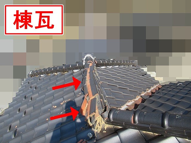 甲府市で棟瓦が崩れて葺き土が見えている瓦屋根