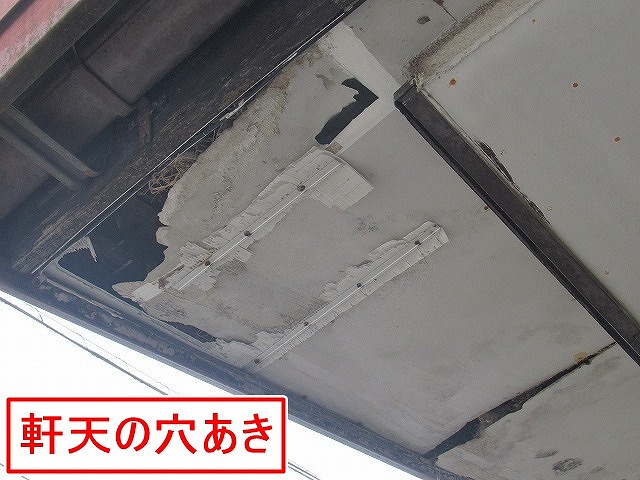 北杜市で軒天に穴あき・剥がれがある様子
