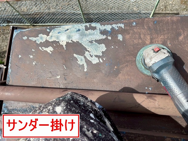 大月市で瓦棒葺きトタン屋根をサンダー掛けする様子（ケレン作業）