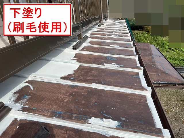 大月市で刷毛を使用して金属屋根（トタン屋根）に下塗りを行う様子