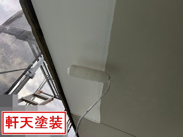 西八代郡市川三郷町でケンエースG-Ⅱを使用して軒天塗装する様子（ローラー・刷毛）