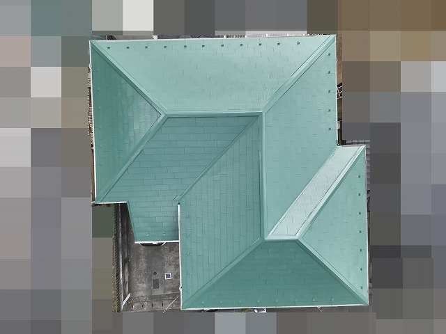 甲府市でコロニアル屋根の塗装ビフォーアフター（ドローン撮影）