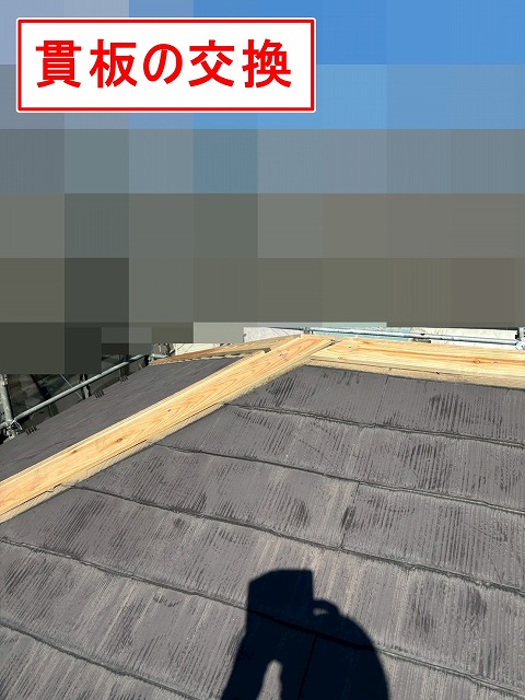 南アルプス市で腐食している貫板を交換する様子（棟板金交換）