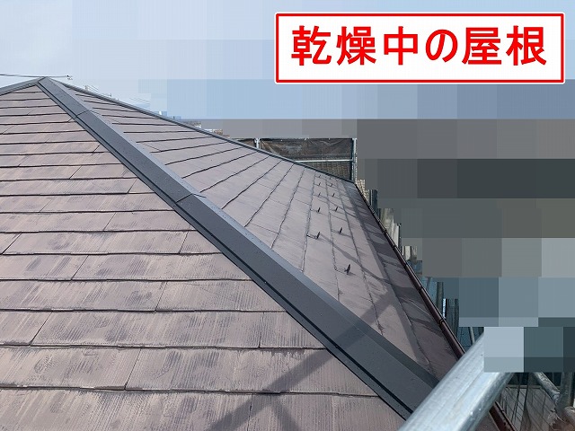 南アルプス市でコロニアル屋根に高圧洗浄を行う様子（乾燥中）