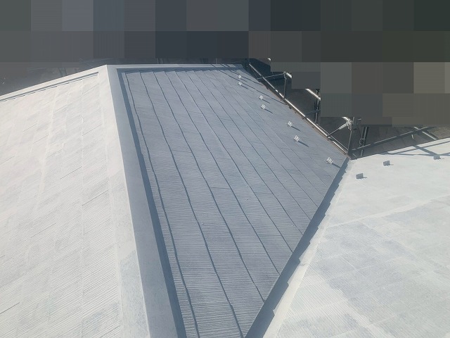 南アルプス市でコロニアル屋根に下塗り（ベスコロフィラーHG）を行う様子