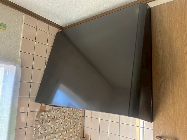 南アルプス市でキッチンのレンジフード（換気扇・換気フード）を交換する様子