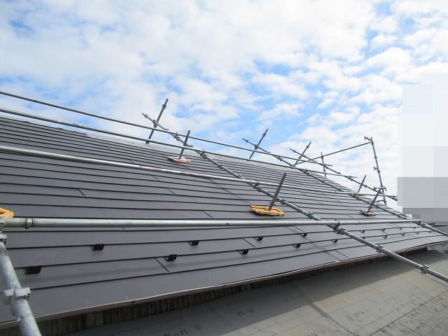 南アルプス市で屋根葺き替え工事の際に、新しい屋根材（SGL）を設置する様子