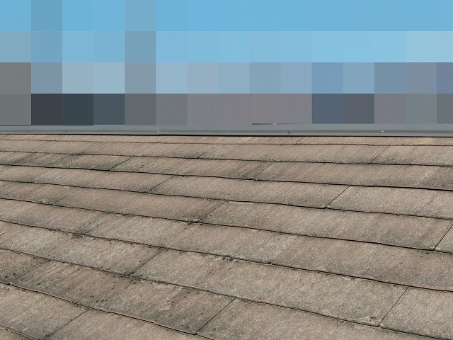 甲府市でスレート（コロニアル）屋根の調査で色あせ・雨垂れ跡を確認する様子