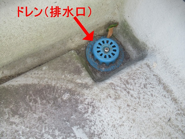甲府市で黒ずみ・ひび割れ・摩擦跡の目立つベランダ（バルコニー）の防水床（トップコート）のドレン（排水口）