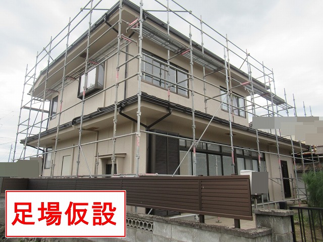 笛吹市でモルタル外壁の塗装前に足場を設置する様子（ビフォーアフター）