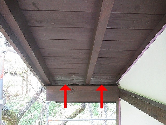 八ヶ岳高原海の口自然郷の別荘で白くなった木部（軒天）