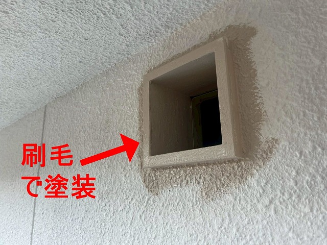 笛吹市でモルタル外壁にグランセラトップ１液水性（セラミックハイブリッド無機塗料）で中塗り塗装を行う様子