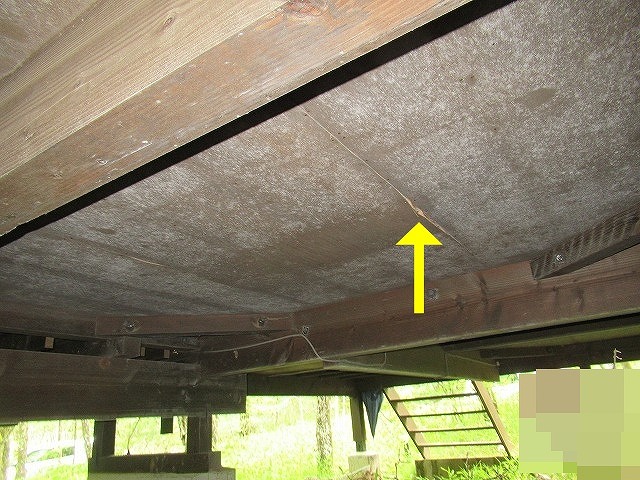 八ヶ岳高原海の口自然郷の別荘の床下に亀裂がある写真