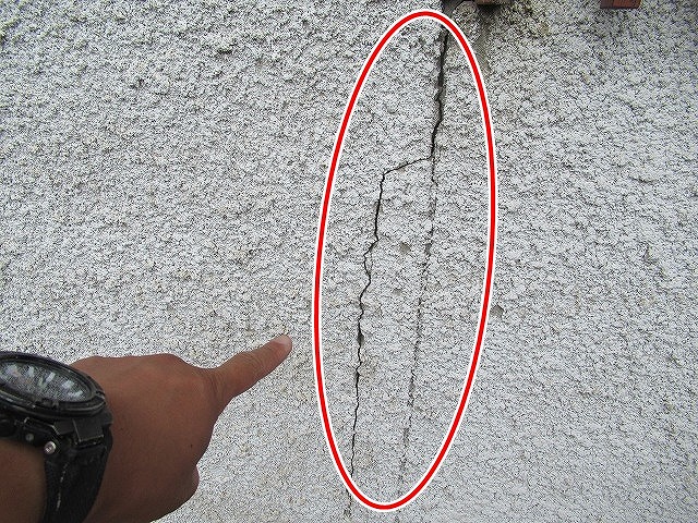 南アルプス市でモルタル外壁に発生したクラック（ひび割れ・亀裂）