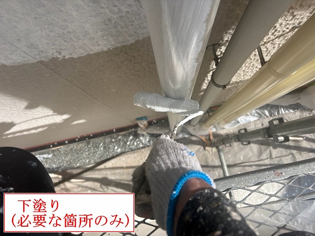配管への下塗り作業