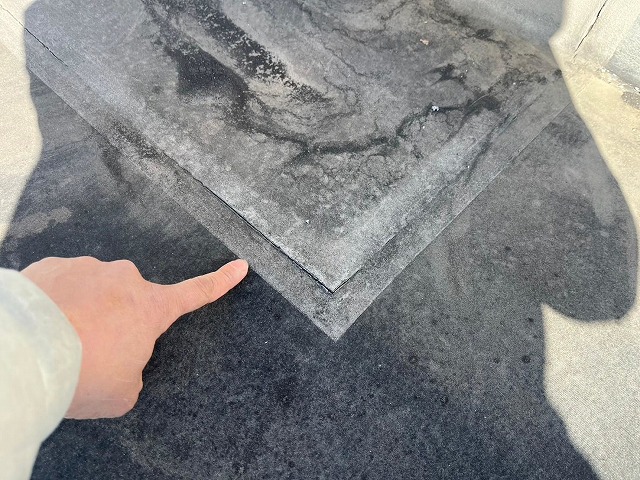 甲斐市で屋上シート防水の結合部に隙間がある様子
